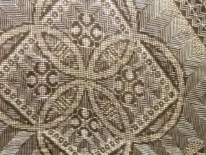 アンティーク　華紋織出し本場泥大島紬着物（龍郷）